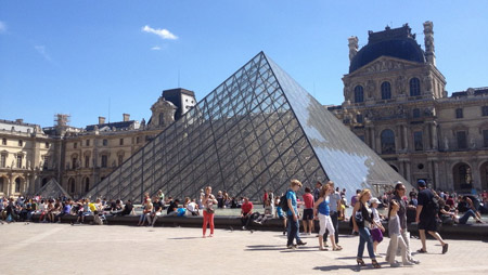 Du khách tràn ngập bảo tàng Louvre.